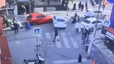 Kamera kayıttaydı: Fren yerine gaza bastı: Savruldu dürümcüye daldı
