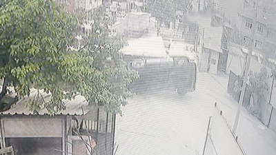 Lastik patladı felaket geldi: TIR iki aracı altına aldı