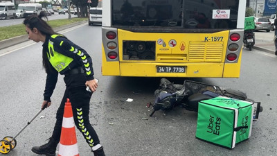Motokurye İETT’ye çarptı: Ölümden döndü