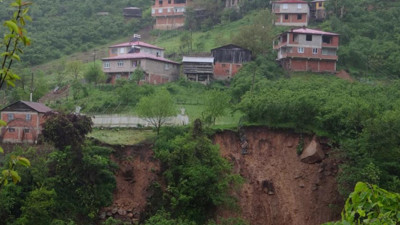 Korkutan heyelan: 11 ev tahliye edildi, mahalle yolu kapatıldı