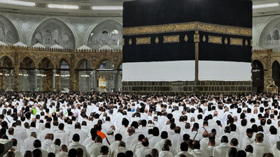 Kutsal topraklarda Arafat öncesi Kabe yoğunluğu: Hacı adaylarının büyük buluşması başlıyor