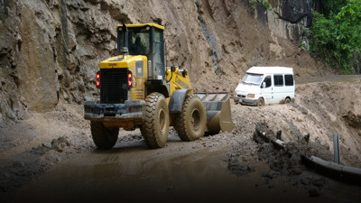Trabzon'da heyelan dehşeti: Çamura saplanan minibüsteki 3 kişi son anda kurtuldu