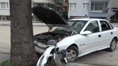 Virajı alamayan araç ağaca çarparak durabildi