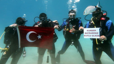 Kurban Bayramı'nı denizin dibinde bayramlaşarak kutladılar