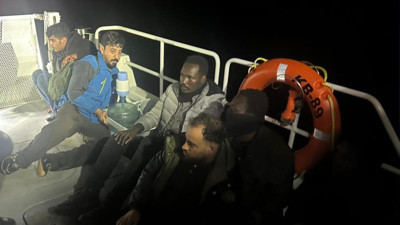 İzmir açıklarında göçmen operasyonu: 66 düzensiz göçmen yakalandı