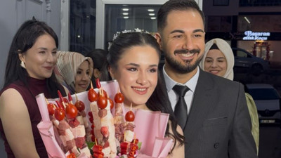 Ezber bozan kız isteme: Çiçek yerine kebap buketi ile gitti