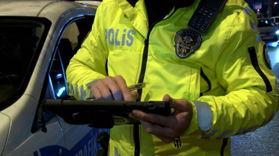 Önce polisten kaçtı, sonra hesap makinesine sarıldı