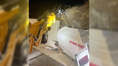 Alanya'da feci kaza: İstinat duvarına çarpan panelvan sürücüsü öldü