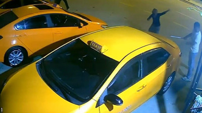 Aralarında kadınlarda var: Taksi durağını savaş alanına çevirdiler: 3 yaralı