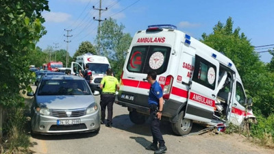 Kocaeli'de ambulans yoldan çıktı: Biri hasta 3 yaralı