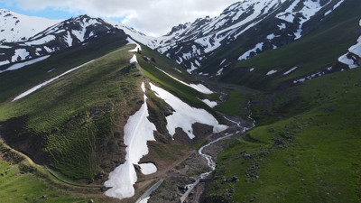 Iğdır’da şaşırtan manzara: kar ve bahar çiçekleri aynı vadide