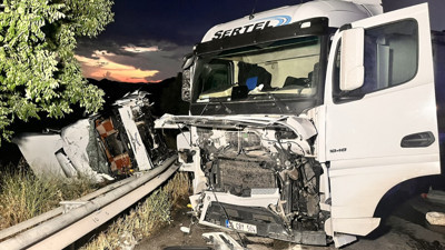 Yağışlı yolda iki TIR çarpıştı: Yol kapandı, 2 şoför yaralandı
