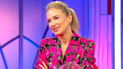 Burcu Esmersoy bikinili pozlarını peş peşe paylaştı