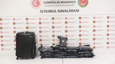 İstanbul Havalimanı'nda uyuşturucu operasyonu: Valizinde 22,5 kilo esrar yakalanan zanlı tutuklandı