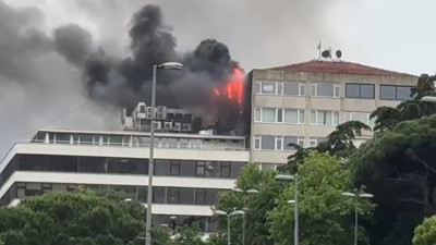 Beyoğlu'nda yangın dehşeti: İş yerinden yükselen alevler binayı sardı
