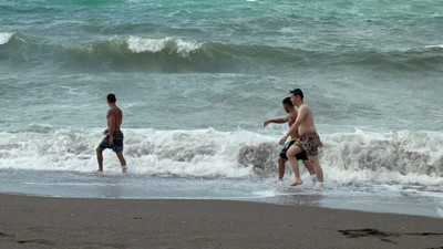 Karadeniz’de şiddetli rüzgar dalga yüksekliğini artırdı: Tehlikeye rağmen denize girdiler