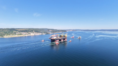Çanakkale'den geçti: Boğaz trafiğe kapatıldı