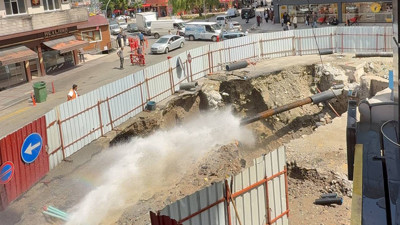 Tarihi köprünün restorasyon çalışması sırasında su borusu patladı