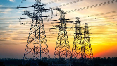 Elektrik fiyatlarında düşüş sinyali: Tavan 2 bin 488 TL’ye geriledi