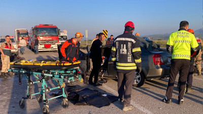 Erzurum yolunda can pazarı: Otomobil kamyona ok gibi saplandı: 3 ölü 3 yaralı