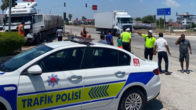 D-400'de TIR dehşeti: İki otomobili birden altına aldı