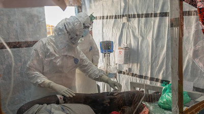 Ebola salgını kontrolden çıkıyor mu?