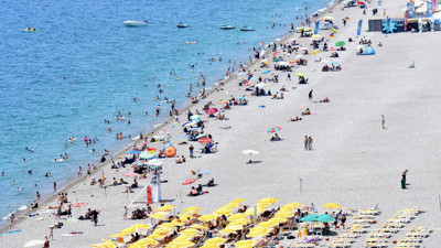 Antalya'da sıcak ve yüksek nem sahilleri doldurdu: Konyaaltı Sahili'nde yoğunluk
