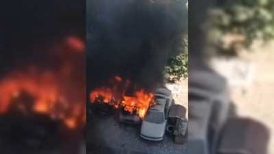 Park halindeki 3 otomobil alev alev yandı