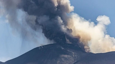 Etna'nın kül püskürtmesi Sicilya'da hava ulaşımını felç etti