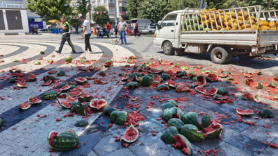 Seyyar satıcı satışına izin verilmeyen karpuzları belediye önünde parçaladı