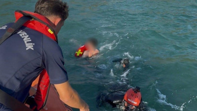 Kuşadası açıklarında kürek sörfü yaparken sürüklenen 2 kişi kurtarıldı