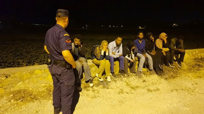 İzmir’de iki ilçede 36 kaçak göçmen yakalandı