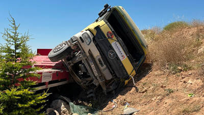 Uşak’ta tır şarampole devrildi: 1’i ağır 3 yaralı