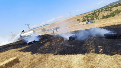Hasat sırasında saman balyalama makinesi alev aldı