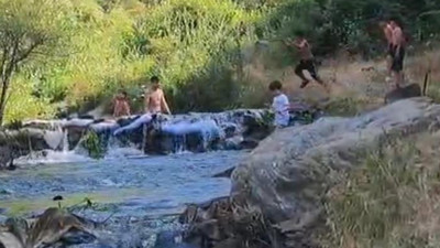 Sıcaklardan bunalan çocuklar için dere havuza dönüştürüldü