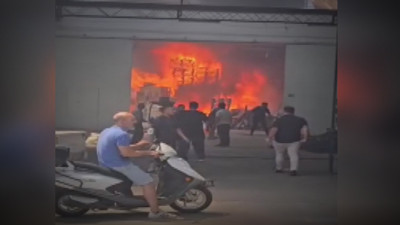 Tadilat yaparken alevlerin ortasında kaldılar: Mersin’de depo yandı