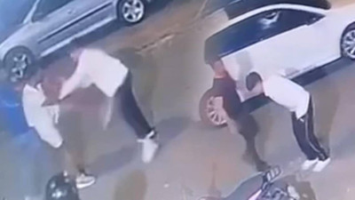 17 yaşındaki çocuğu sokak ortasında bıçakladı: Dehşet anları kamerada