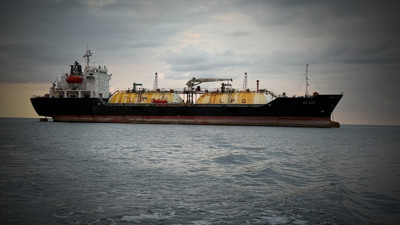 Alev alev yanan dev tanker Trabzon’a sığındı: Onarım sırası bekliyor