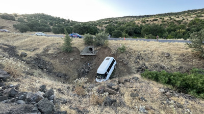Şanlıurfa'da tarım işçilerini taşıyan minibüs şarampole devrildi: 4 yaralı