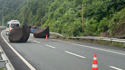 Karadeniz Sahil Yolu'nda korku dolu anlar: Dev kayalar yola düştü