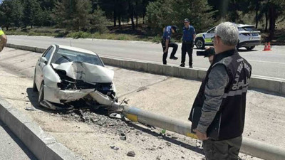 Kontrolden çıkan otomobil direğe çarptı