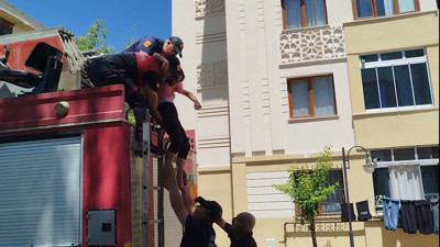 Otizmli çocuk ağaçta mahsur kaldı: İtfaiye yardımına koştu