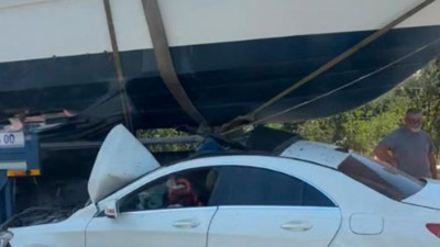 İzmir’de ilginç kaza: Otomobil tekneyle çarpıştı