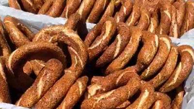 Bedava simit dağıttı: Saniyeler içinde tükendi