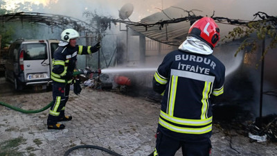 Burdur'da bağ evi alevlere teslim oldu: Otomobil de zarar gördü
