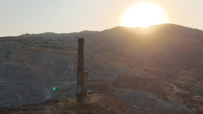 Elazığ Maden’de tarihi fabrika bacası ve engebeli arazi gün batımında dron ile görüntülendi