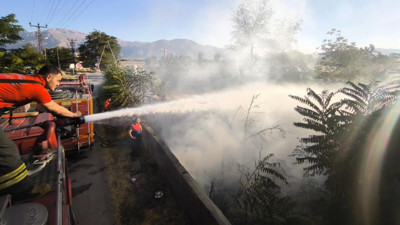 Erzincan'da arsa yangını evlere sıçramadan söndürüldü