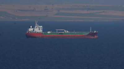 Baca yangını çıkan tanker Çanakkale'de demirletildi