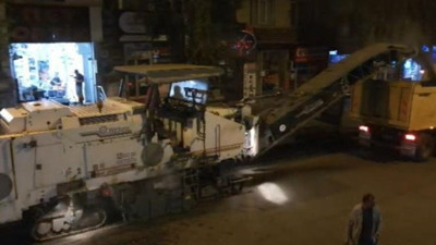 Belediye ekipleri yeni asfalt için eski asfaltı söküyor