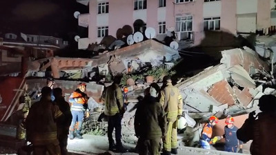 İstanbul’da facianın eşiğinden dönüldü: Kolonları patlayan 4 katlı bina çöktü